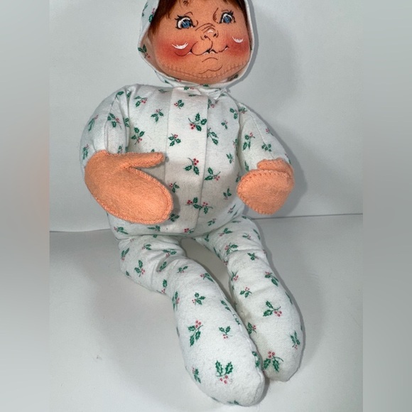 Annalee Dolls - Large Brown-haired Smiling Baby in Holly Pajamas - 1990 - Picture 2 of 8